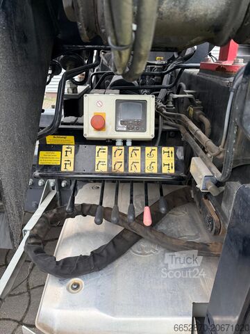 кран, установленный на грузовике DAF CF410