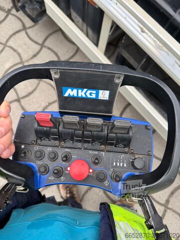 кран, установленный на грузовике DAF CF410