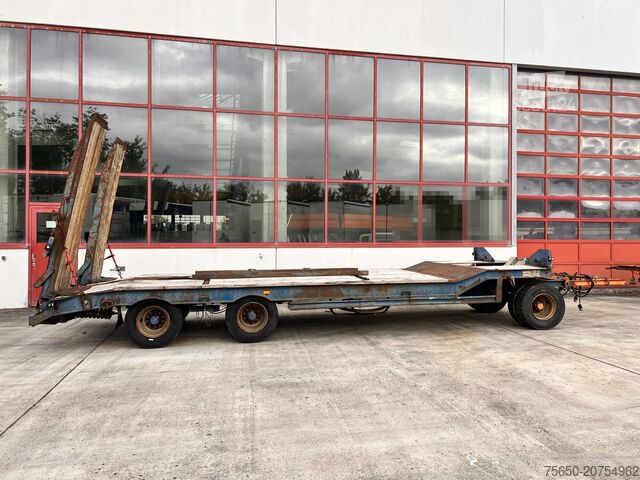 Lågbyggd trailer Müller Mitteltal T3  3 Achs Tieflader mit ABS