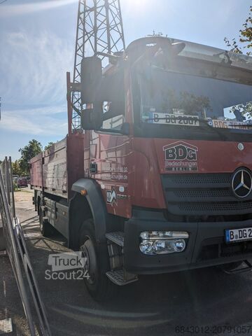 Tovornjak s kesonom in dvigalom Mercedes-Benz Atego 1323