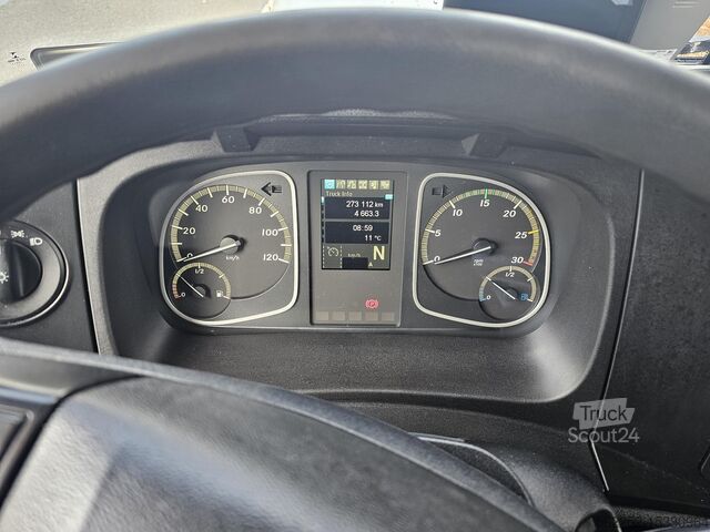 Lastbil med lad og presenning Mercedes-Benz Atego