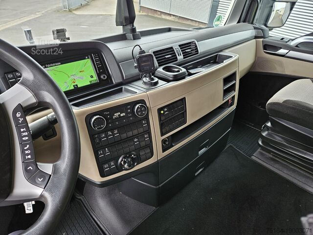 Camion avec caisse MAN TGX 18.360 4x2