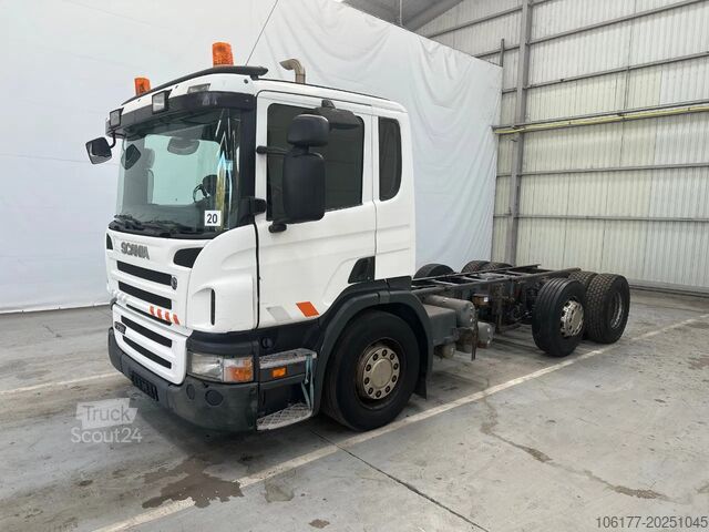 Châssis avec cabine Scania P230 6X2 / Essieu relevable directionnel / Stuu...