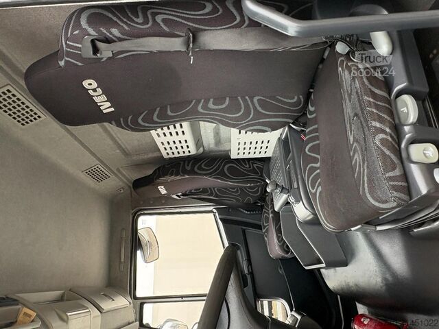 Gesloten bak Iveco 120E18 + euro 5 + lift