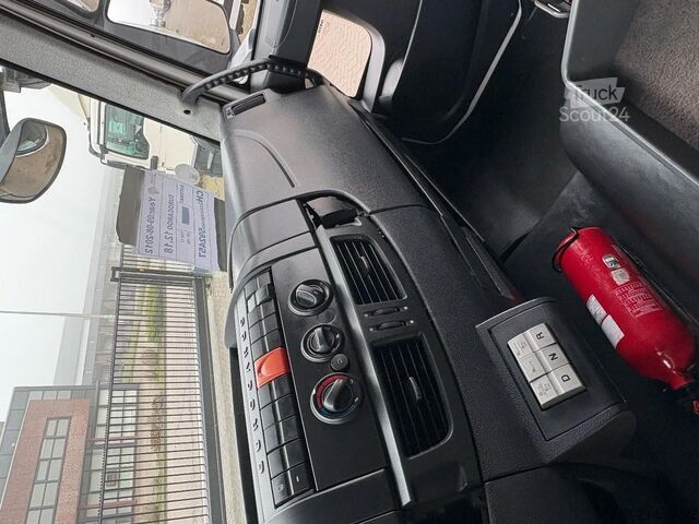 Gesloten bak Iveco 120E18 + euro 5 + lift