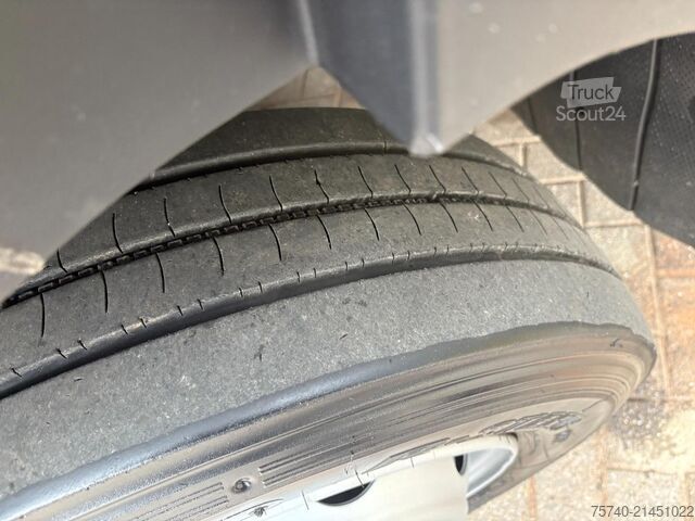 Gesloten bak Iveco 120E18 + euro 5 + lift