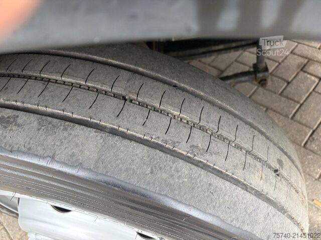 Gesloten bak Iveco 120E18 + euro 5 + lift