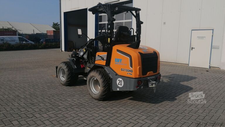 Chargeuse sur pneus GIANT G2700 X-tra HD with loader bucket and palletfork