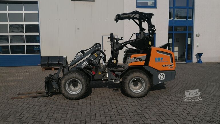 Chargeuse sur pneus GIANT G2700 X-tra HD with loader bucket and palletfork