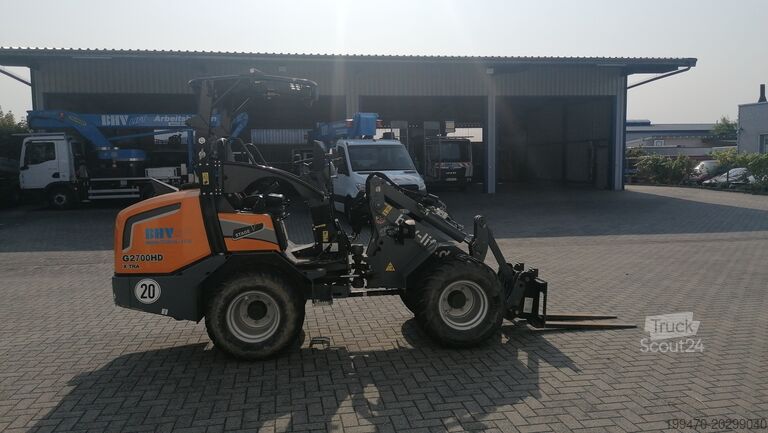 Chargeuse sur pneus GIANT G2700 X-tra HD with loader bucket and palletfork