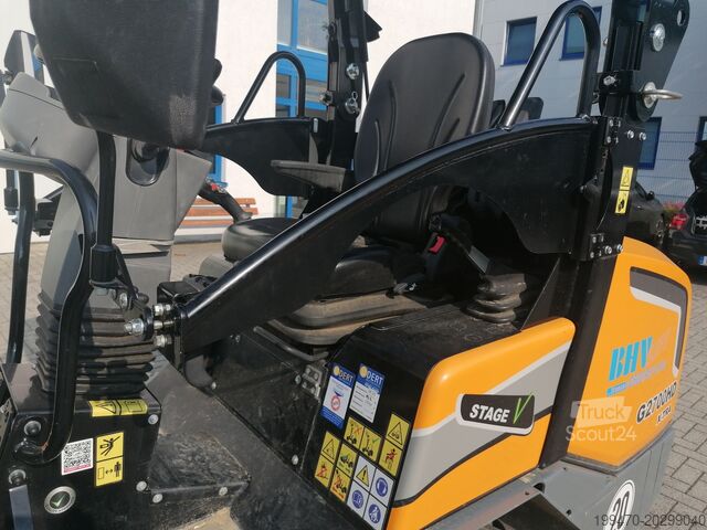 Chargeuse sur pneus GIANT G2700 X-tra HD with loader bucket and palletfork