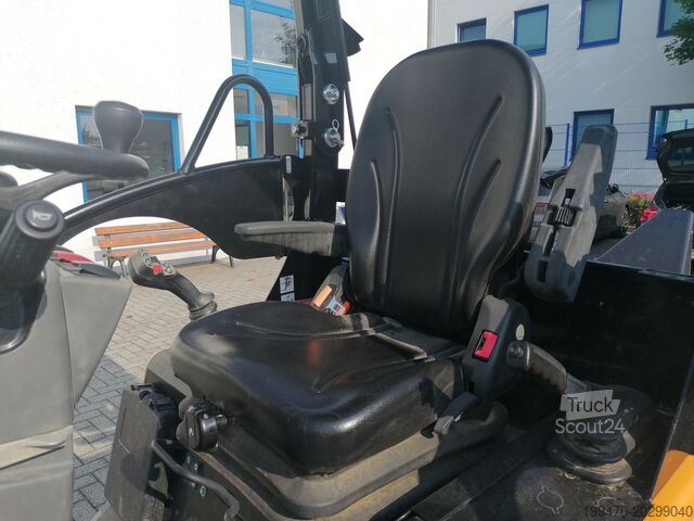 Chargeuse sur pneus GIANT G2700 X-tra HD with loader bucket and palletfork