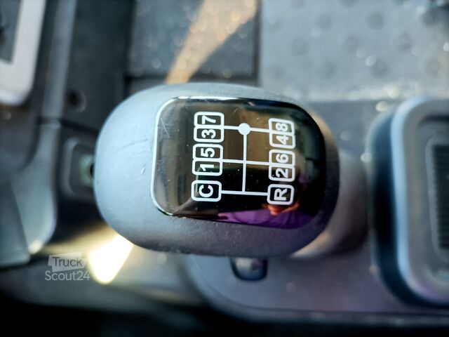 φορτηγό με επίπεδη πλατφόρμα και ράμπα Iveco STRALIS 260S33