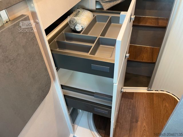 Karavan PÖSSL Summit Shine 600 R L*180Ps Automatik