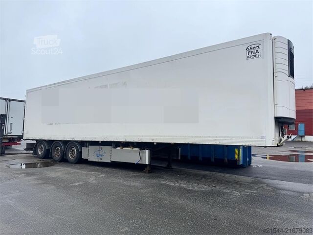 Valiză Ekeri box semi-trailer with refrigeration/freezer unit.