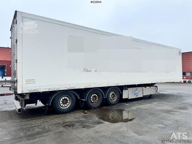 Valiză Ekeri box semi-trailer with refrigeration/freezer unit.