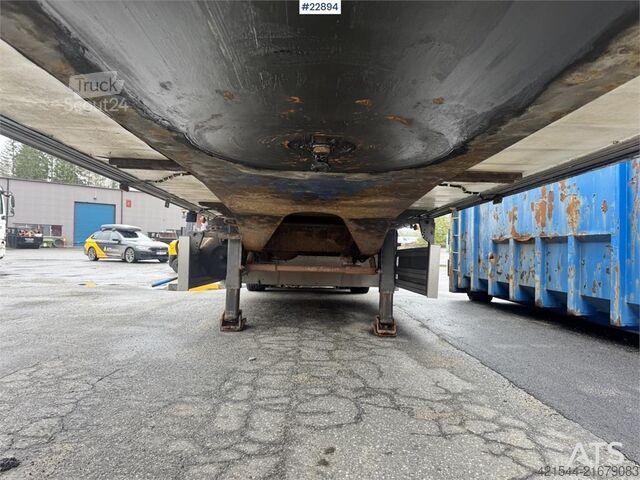 Valiză Ekeri box semi-trailer with refrigeration/freezer unit.