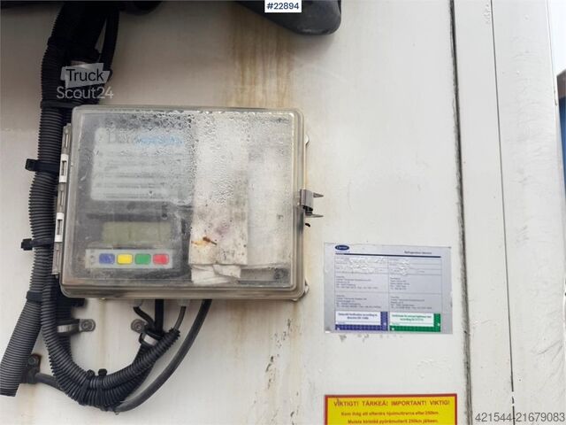 Valiză Ekeri box semi-trailer with refrigeration/freezer unit.