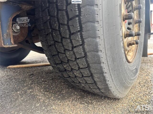 Valiză Ekeri box semi-trailer with refrigeration/freezer unit.