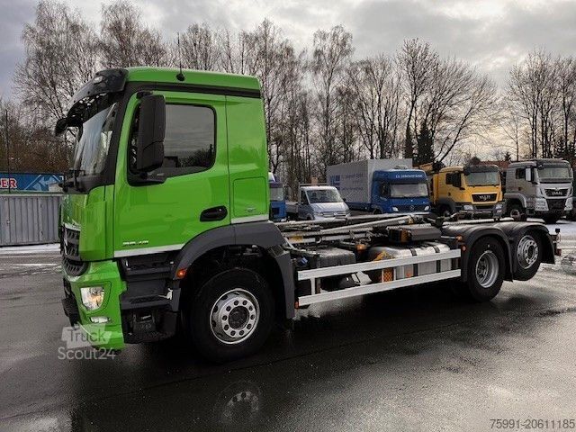 Haakarm vrachtwagen MERCEDES-BENZ Arocs 2643 Mit Meiller Abrollkipper Top
