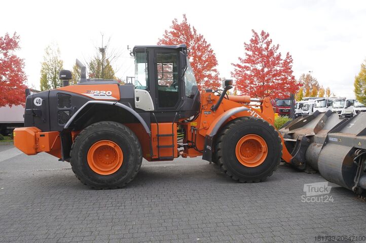 челарен товарач с шарнирно управление Hitachi ZW220 articulated loader / 2 buckets
