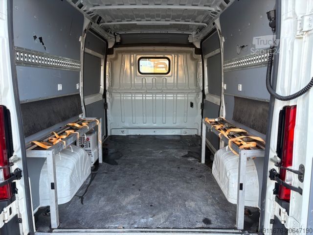 Minibus PEUGEOT Boxer Kasten 330 L2H2 Premium, Lift, Standheiz.