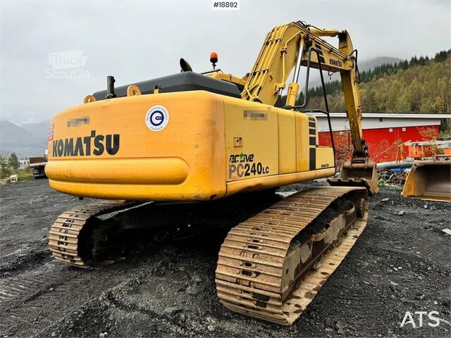 Gosenični bager Komatsu PC240LC-6K Crawler Excavator w/ Digging Bucket.