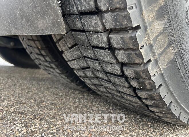 IVECO 160E25 KAMION SA FURGONOM I HIDRAULIČNOM PLATFORMOM Iveco EUROCARGO 160E25