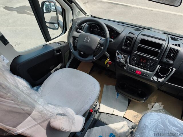 Полуинтегриран кемпер LMC Tourer lift H 730 ,Hubbett,