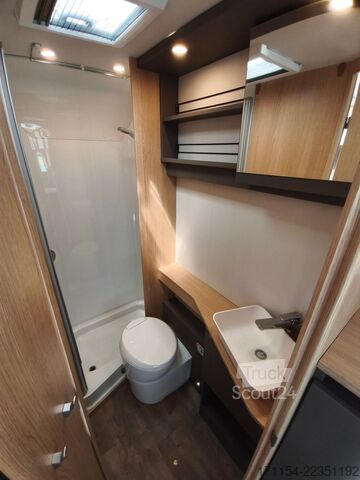 Полуинтегриран кемпер LMC Tourer lift H 730 ,Hubbett,