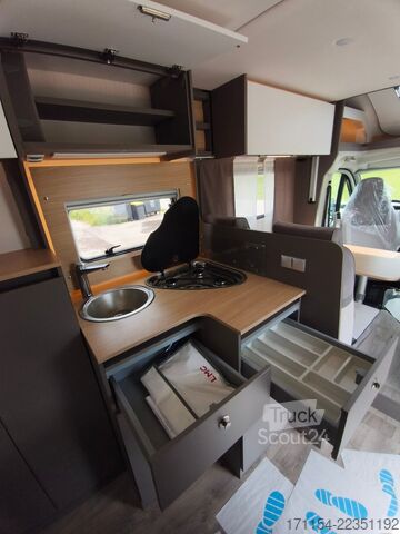 Полуинтегриран кемпер LMC Tourer lift H 730 ,Hubbett,