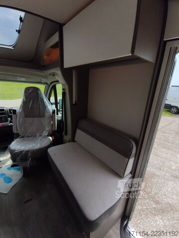 Полуинтегриран кемпер LMC Tourer lift H 730 ,Hubbett,