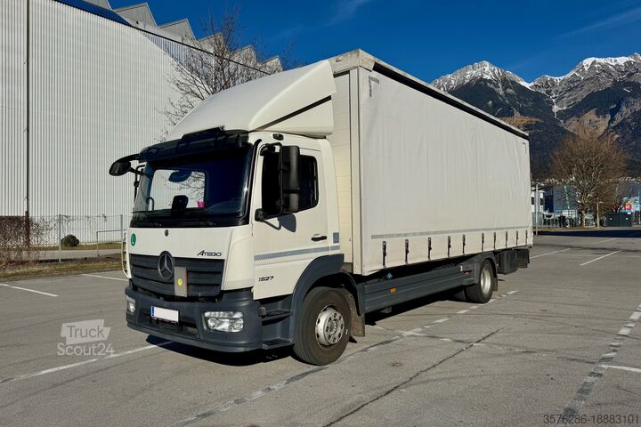 Nákladní automobil s plošinou a plachtou Mercedes-Benz Atego 1500