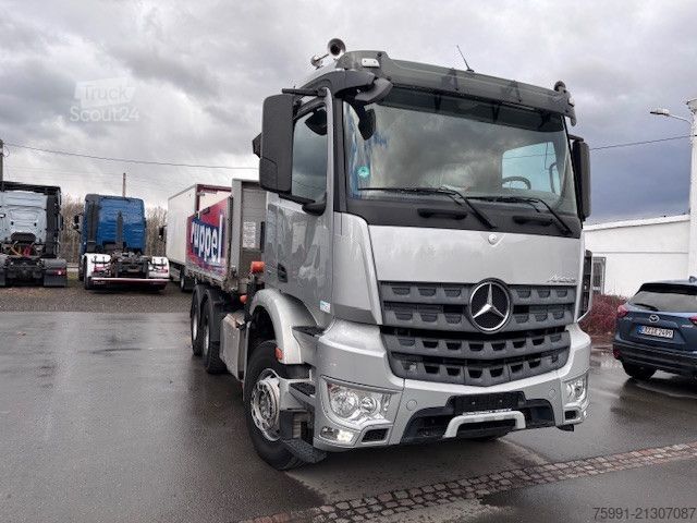 Camion basculante trilateral MERCEDES-BENZ Arocs 4 2643  6x4 Dreiseitenkipper mit Ladekran