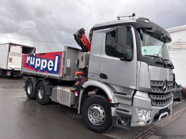 Кран, монтиран на камион MERCEDES-BENZ Arocs 4 6x4 Dreiseitenkipper mit Ladekran