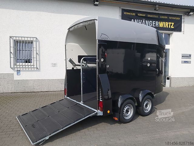 Paardenaanhanger Böckmann Master große Sattelkammer und Türen