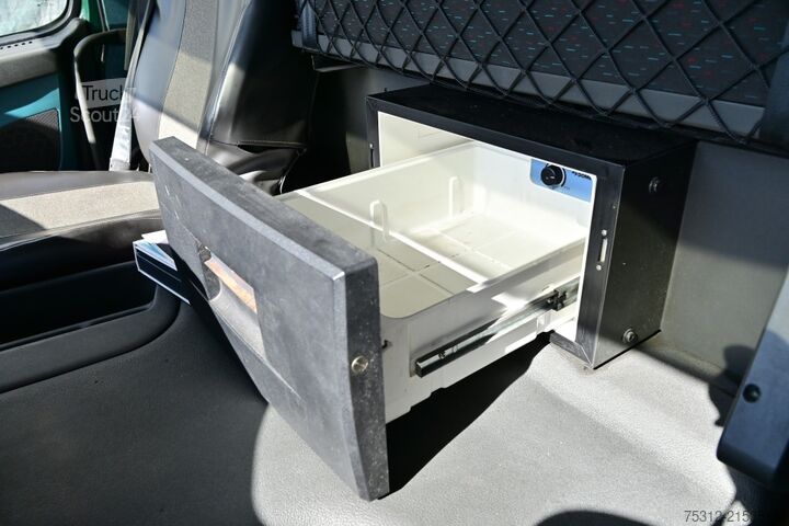 Flatbed truck Volvo FM330  E6 Retarder ADR LBW Alufelgen Bett