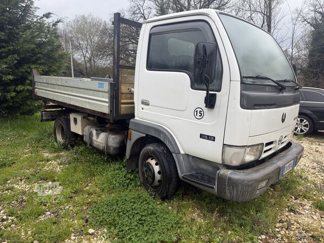 Tippbil skåpbil Nissan Cabstar