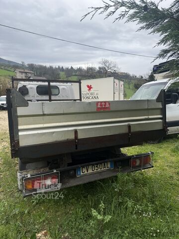 Tippbil skåpbil Nissan Cabstar