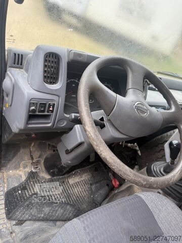 Tippbil skåpbil Nissan Cabstar