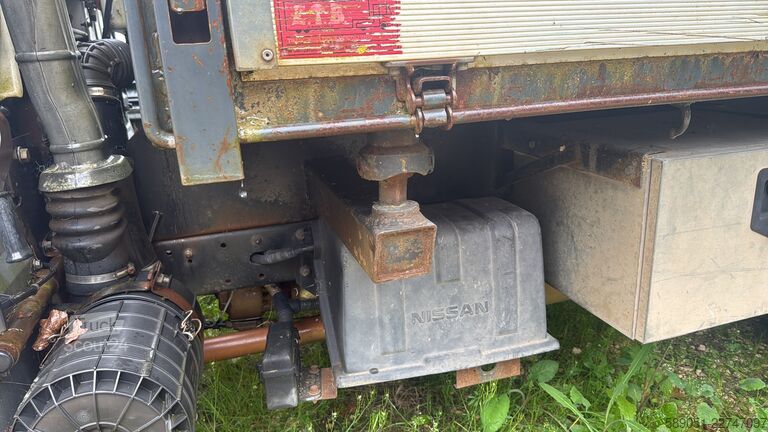 Tippbil skåpbil Nissan Cabstar