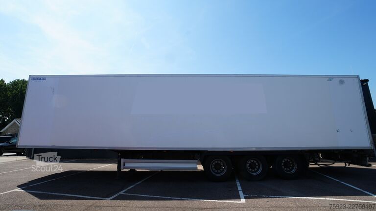Chladená/mrazená preprava LAMBERET 3 Axle frigo trailer Carrier Vector 1950 mt Bi-...
