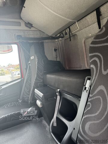 φορτηγό πλατφόρμα με μουσαμά Iveco 260s42