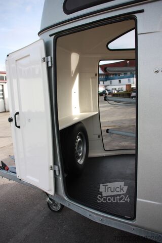 Remorci pentru cai Thiel 3 Pferdeanhänger MEXX 3-Pferde schräg