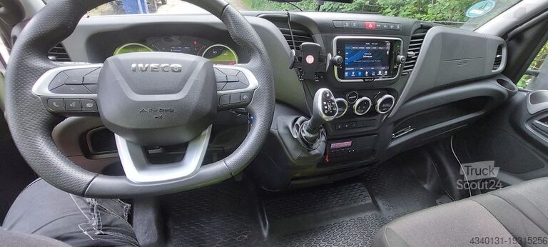Lastbil med flak och presenning Iveco 70C18HA8/P
