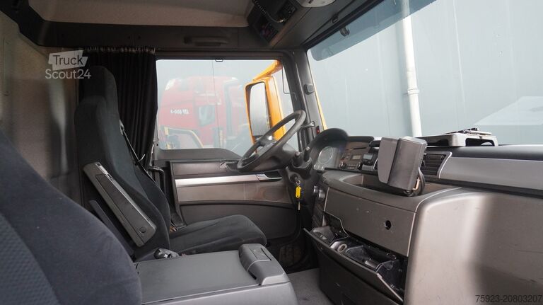 Camion-grue MAN TGS 35.440 8X4 2 SIDE TIPPER WITH HMF Z 1943 CR...