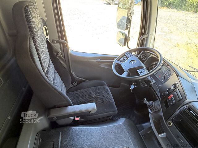 Kuorma-auto umpikorilla Atego 1330