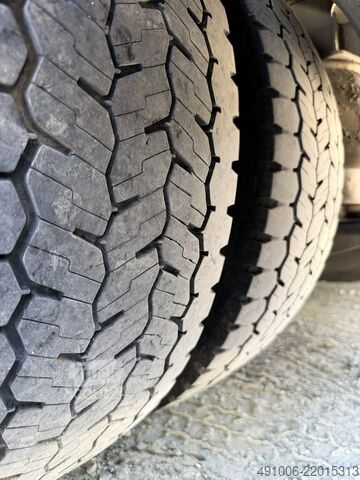 Kuorma-auto umpikorilla Atego 1330