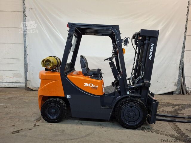 Фронтальний навантажувач вилковий Doosan G30GP