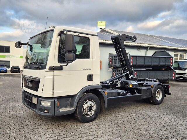 Roll-off-kippi kuorma-auto man TGL 12.250 BL City Abrollkipper  AHK Euro 6